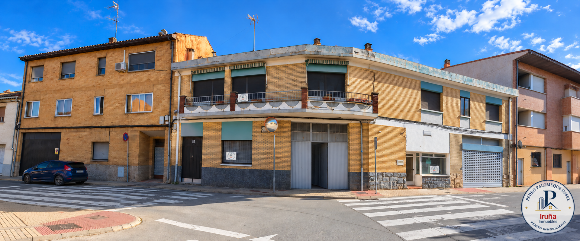 CASA CON TERRAZA, GARAJE Y DOS LOCALES EN EL CENTRO DE CINTRUÉNIGO